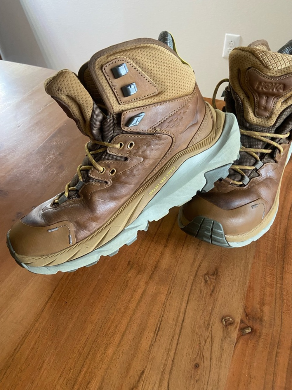 Men’s Hoka Kaha 2 GTX Waterproof Hiking Boots Size 8